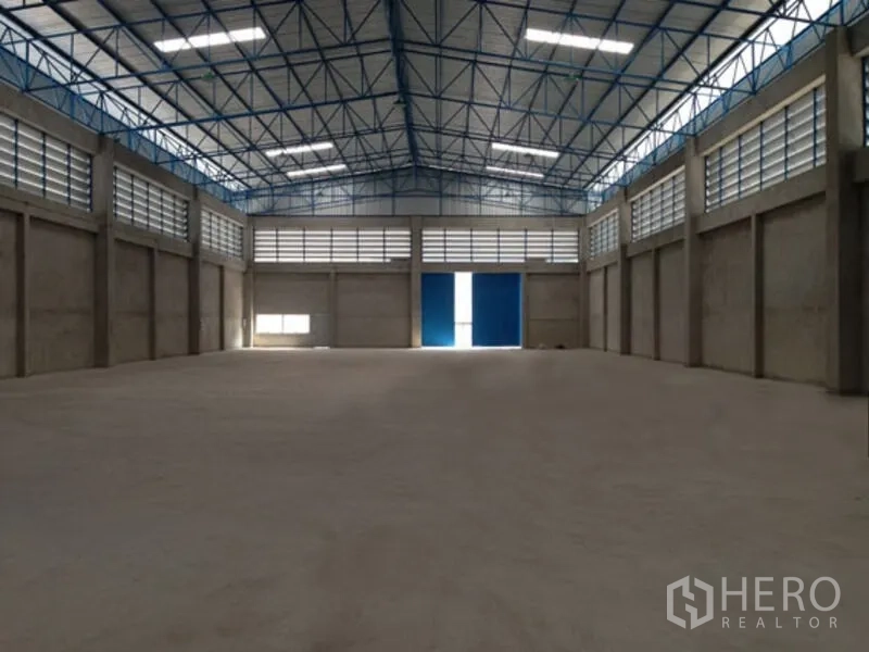 คลังสินค้า ให้เช่าในMueang Samut Prakan, Samut Prakan - ภายในโกดังโปร่ง เพดานโครงเหล็กสูง ช่องลมรอบด้าน และประตูบานเลื่อนสีฟ้าขนาดใหญ่