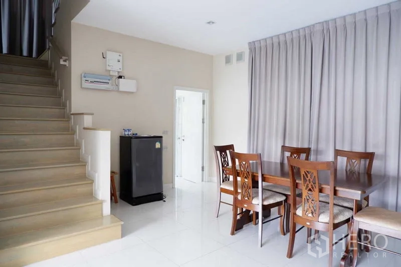 บ้าน ขายในLat Krabang, Bangkok - พื้นที่ทานอาหารข้างบันไดและตู้เย็นขนาดเล็ก พื้นเงา