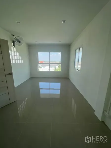 带办公室的家 出租在Prawet, Bangkok - 明亮空房，亮面瓷砖地与大窗，适合办公。