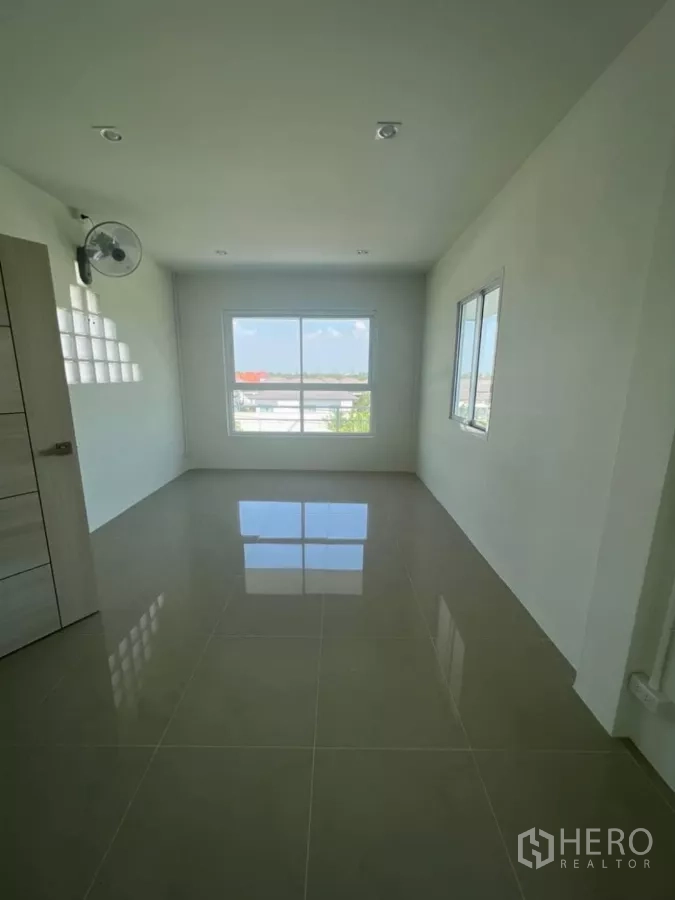 带办公室的家 出租在Prawet, Bangkok - 明亮空房，亮面瓷砖地与大窗，适合办公。