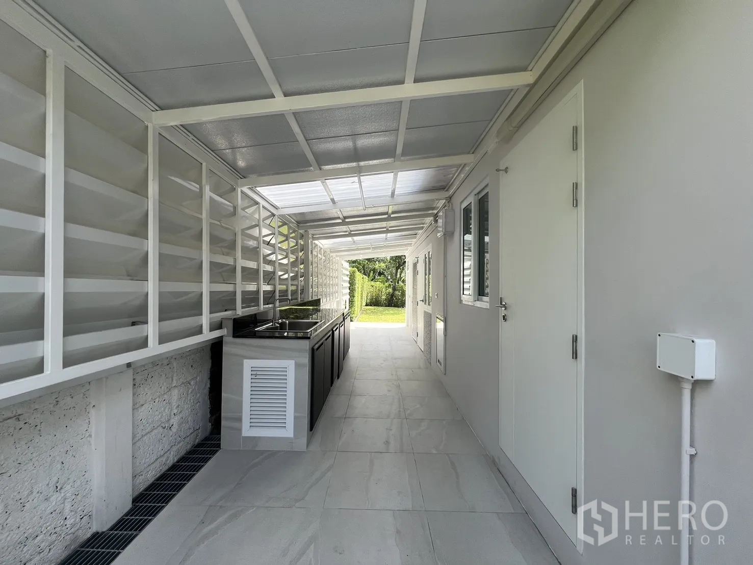 独立式住宅 出租在Mueang Samut Prakan, Samut Prakan - 二层平面图，展示四卧与卫浴分布。