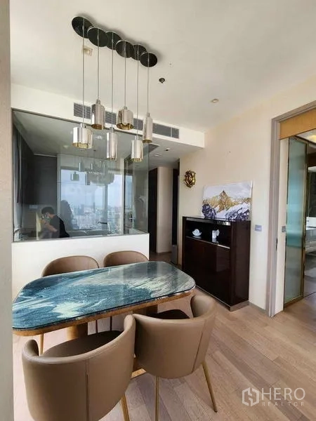 คอนโด ให้เช่า - มุมรับประทานอาหาร โต๊ะท็อปหิน เก้าอี้สี่ตัว กั้นกระจกติดครัว