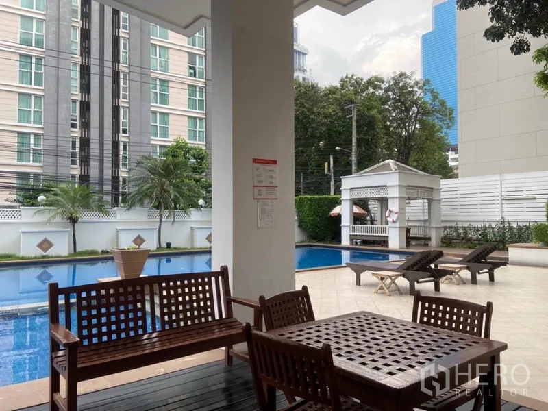 คอนโด ให้เช่าในWatthana, Bangkok - ส่วนกลางของคอนโดมีสระว่ายน้ำกลางแจ้ง เตียงอาบแดด และศาลานั่งเล่น