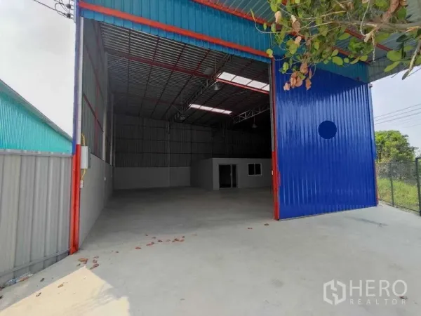 คลังสินค้า ให้เช่าในPak Kret, Nonthaburi - โกดังเพดานสูง ประตูสไลด์สีฟ้าขนาดใหญ่ พร้อมลานคอนกรีตและออฟฟิศภายใน