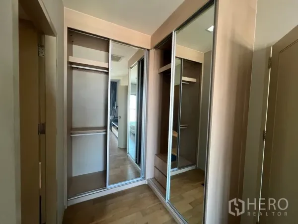 Condominium for rent or sale in Watthana, Bangkok - Built-in walk-in wardrobe with mirrored sliding doors and storage shelves