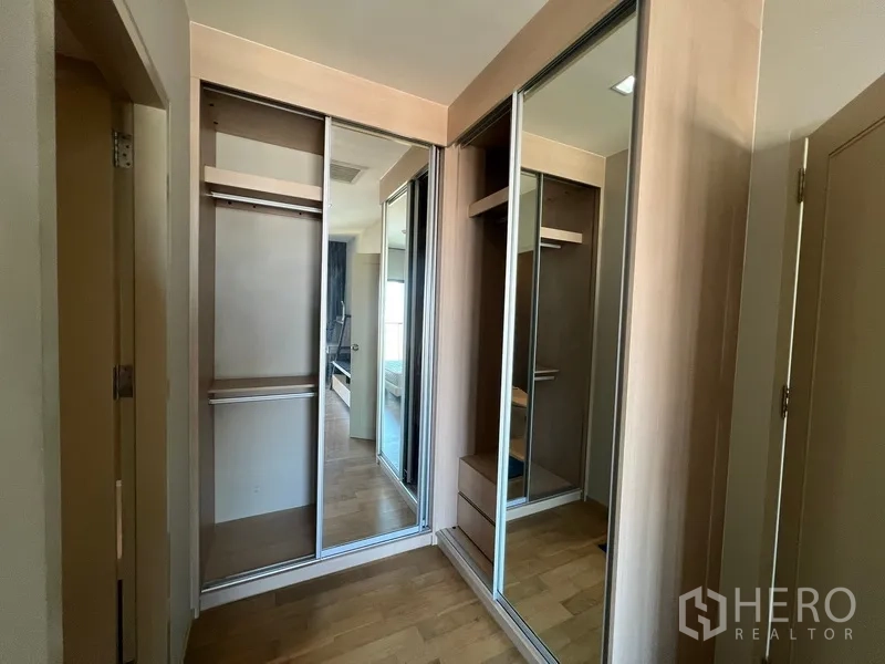 Condominium for rent or sale in Watthana, Bangkok - Built-in walk-in wardrobe with mirrored sliding doors and storage shelves