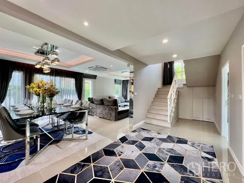 บ้าน ขายในBang Sao Thong, Samut Prakan - โถงทางเข้าปูพื้นลายเรขาคณิต มีบันได และมุมมองไปยังโซนรับประทานอาหารกับห้องนั่งเล่น