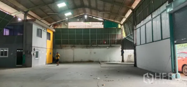 คลังสินค้า ให้เช่าในBueng Kum, Bangkok - พื้นที่ภายในโกดังโปร่ง หลังคาเหล็กทรงสูงมีช่องแสง พื้นคอนกรีต และออฟฟิศสองชั้นภายใน
