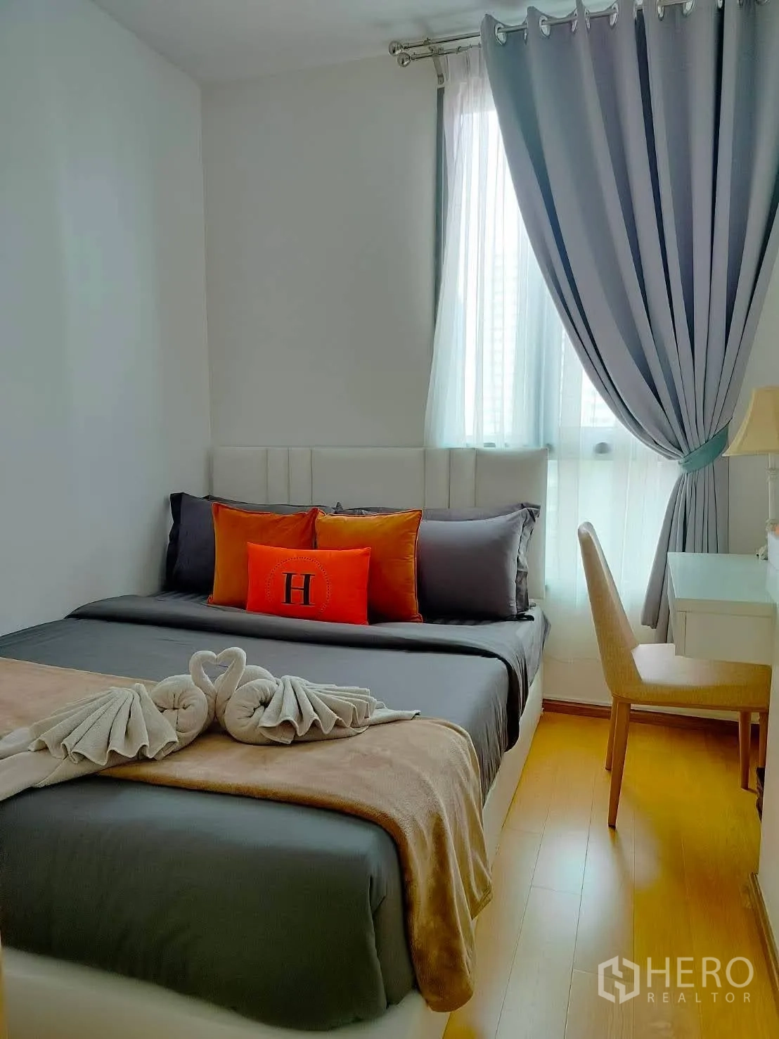 公寓 for rent in Watthana, Bangkok - 卧室配双人床与书桌，落地窗搭配窗帘采光明亮。