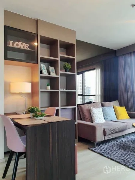 คอนโด ขายในKhlong Toei, Bangkok - ห้องนั่งเล่นสว่าง พร้อมชั้นบิลท์อิน มุมทำงาน และโซฟา ข้างหน้าต่างสูงจรดเพดาน ที่ไลฟ์ สุขุมวิท 48