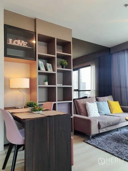 คอนโด ขายในKhlong Toei, Bangkok - ห้องนั่งเล่นสว่าง พร้อมชั้นบิลท์อิน มุมทำงาน และโซฟา ข้างหน้าต่างสูงจรดเพดาน ที่ไลฟ์ สุขุมวิท 48