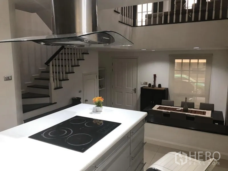 ทาวน์เฮาส์ ให้เช่าในBang Kapi, Bangkok - มุมมองจากครัวไปยังบันไดและพื้นที่รับประทานอาหารในผังแบบสPLIT-LEVEL