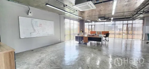 办公空间 出租 - 开放式办公室，抛光水泥地面，落地窗配百叶，白板，裸露天花与嵌入式空调及照明。