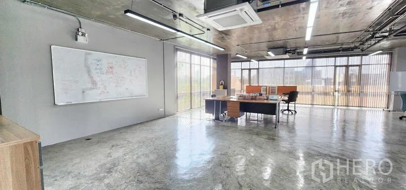 办公空间 出租 - 开放式办公室，抛光水泥地面，落地窗配百叶，白板，裸露天花与嵌入式空调及照明。