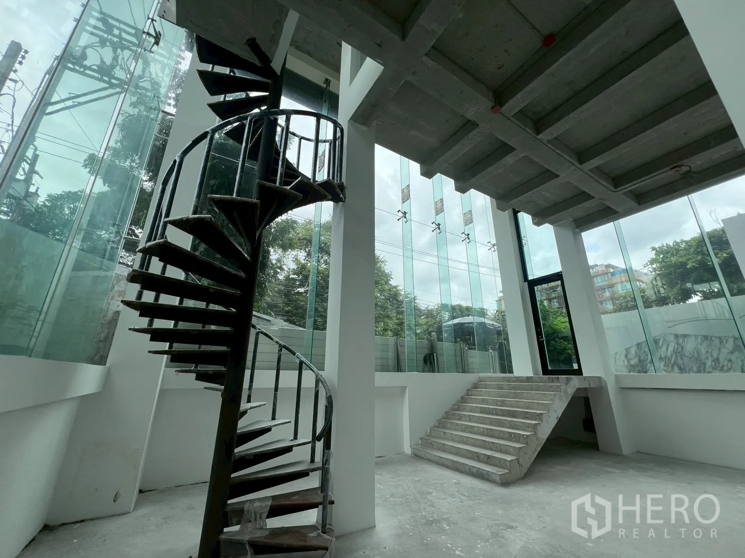 พื้นที่ขายปลีก ให้เช่า - บันไดเวียนโลหะเชื่อมชั้นล่างกับชั้นลอย