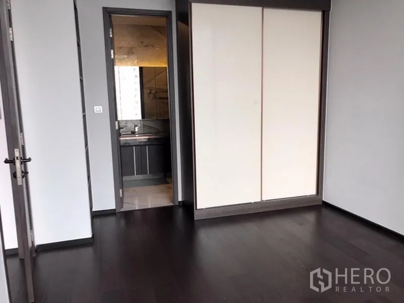 คอนโด ขายในWatthana, Bangkok - ห้องนอนมีตู้เสื้อผ้าบานเลื่อนขนาดใหญ่และประตูเชื่อมเข้าห้องน้ำ