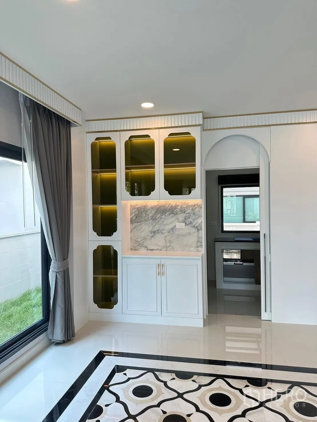 บ้านเดี่ยว for rent in Bang Phli, Samut Prakan - มุมบิลท์อินโชว์ของลายหินอ่อนข้างทางเข้าครัวในโซนนั่งเล่น