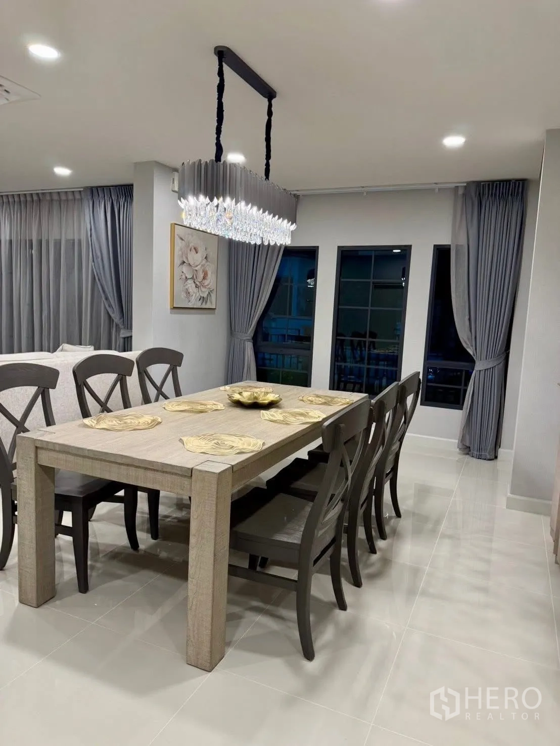 Detached House for rent in Bang Phli, Samut Prakan - Bright dining space with a long table, six chairs, and chandelier.