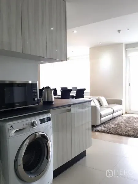 คอนโด ให้เช่าหรือขายในWatthana, Bangkok - ครัวโมเดิร์นตู้เงา เครื่องใช้ไฟฟ้าบนเคาน์เตอร์และเครื่องซักผ้าแบบฝาหน้า