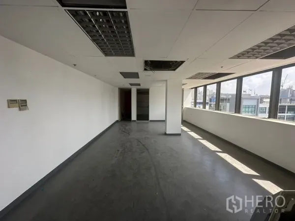 Office Space for rent in Khlong Toei, Bangkok - Long open-plan workspace with continuous windows and city views in Bangkok office.