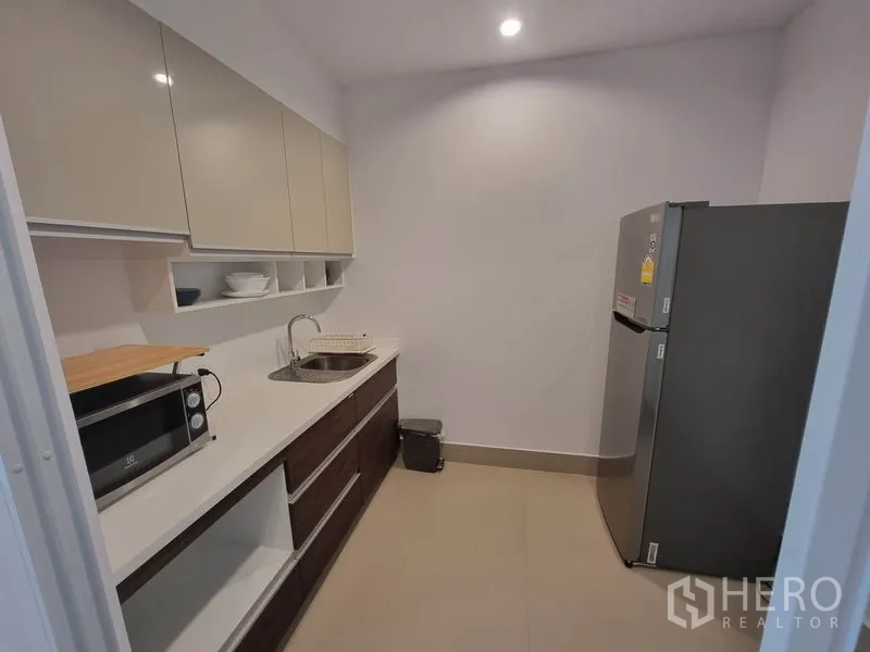 คอนโด ให้เช่าในRatchathewi, Bangkok - ครัวเคาน์เตอร์ยาวพร้อมพื้นที่เก็บของมากมายและตู้เย็นสแตนเลส
