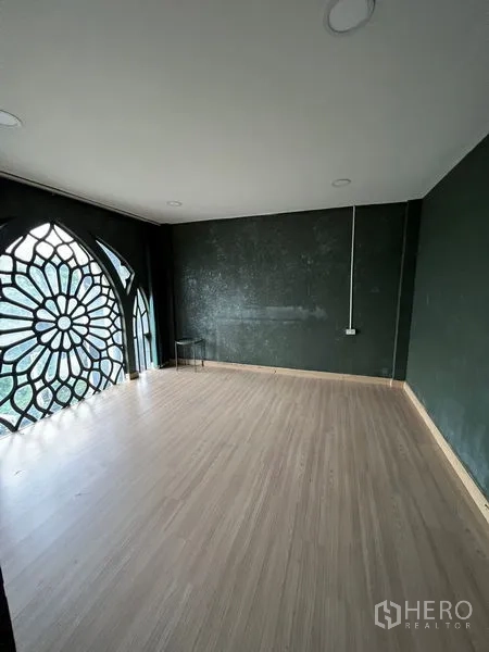 店屋 出租在Watthana, Bangkok - 房间设花窗图案装饰与木地板。