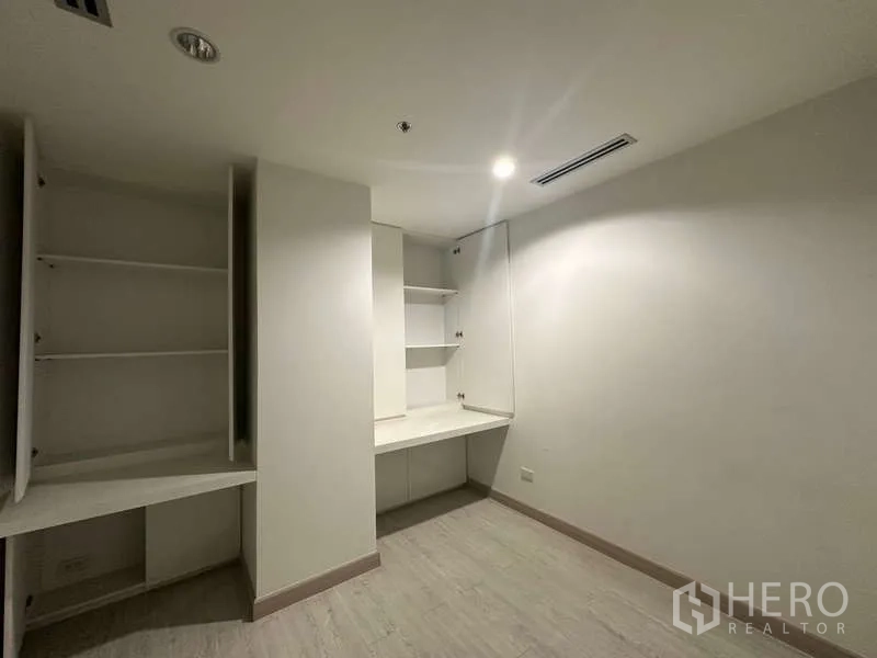 零售空间 出租在Pathum Wan, Bangkok - 储物与办公区，开放式搁架和内置工作台。