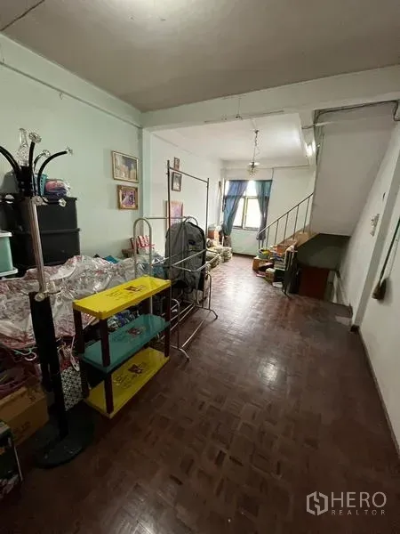 店屋 出租在Khlong Toei, Bangkok - 狭长的起居或工作区，带楼梯、窗户和拼花木地板。