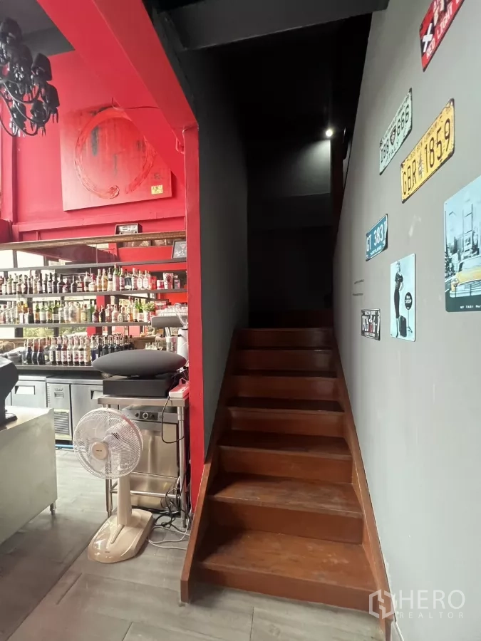 零售空间 出租在Watthana, Bangkok - 吧台旁木楼梯通往楼上空间。
