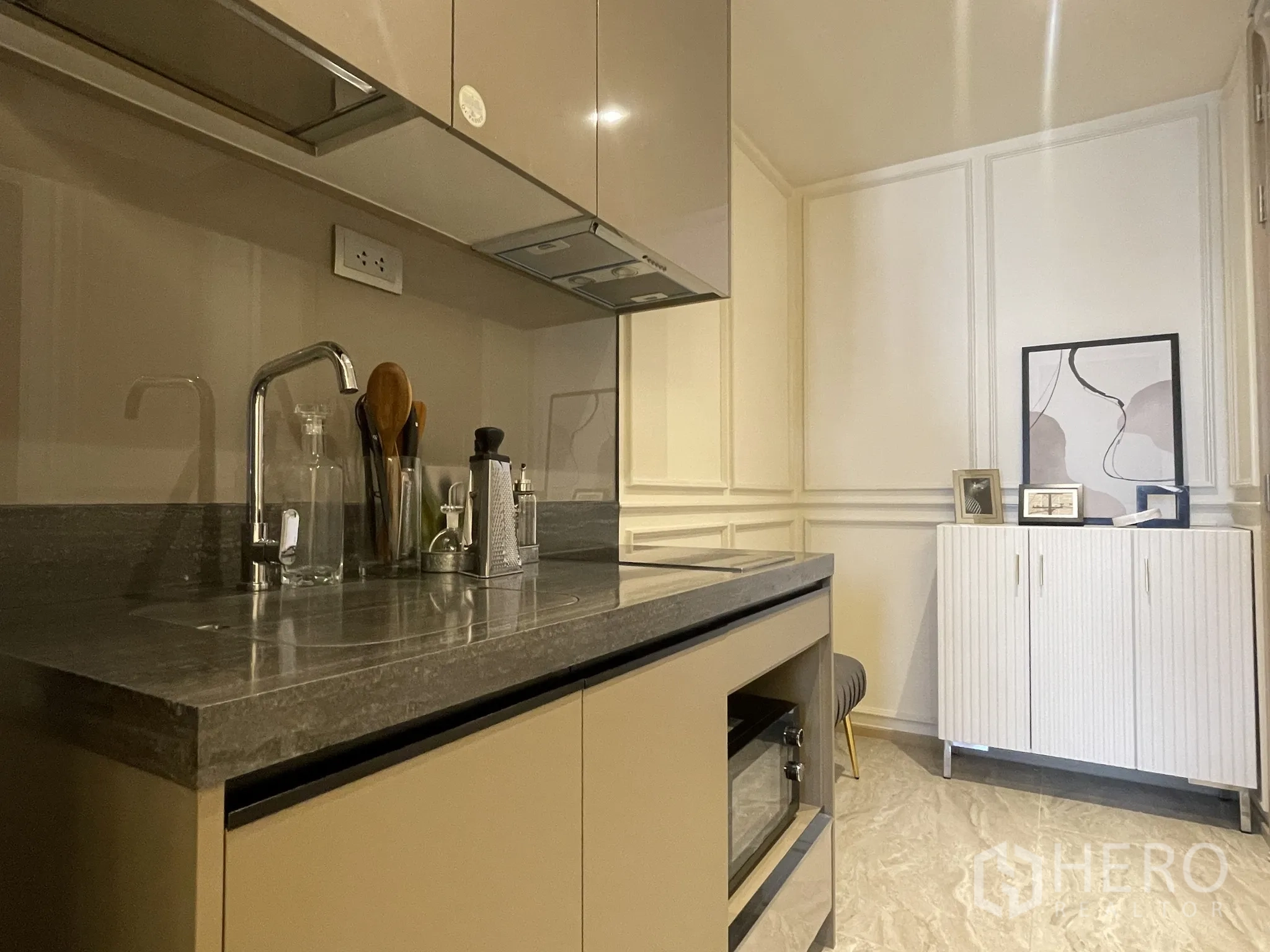 คอนโด ให้เช่าในDin Daeng, Bangkok - ครัวแยกกะทัดรัด เคาน์เตอร์หิน ซิงก์ เตาอบบิลท์อิน และตู้ลิ้นชักเงา