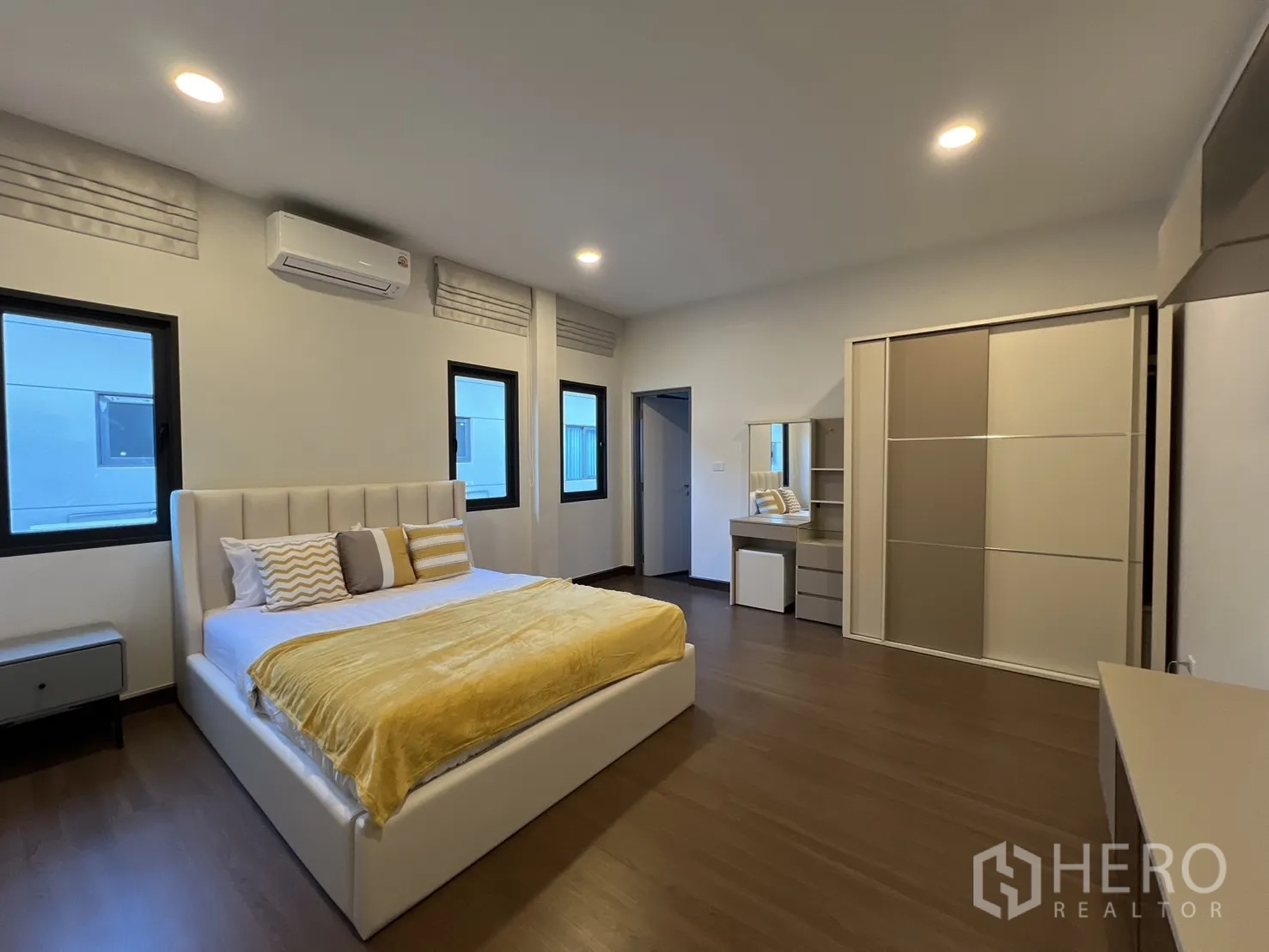 Detached House for rent or sale in Bang Phli, Samut Prakan - Spacious second guest bedroom with sliding-door wardrobe and vanity.