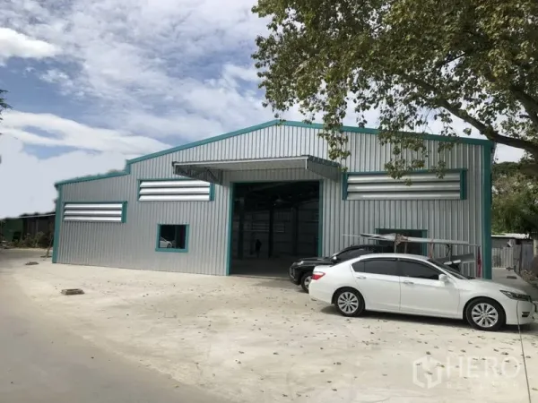 货栈 出租在Lak Si, Bangkok - 拉克西现代金属外墙仓库外观，宽阔装卸口与前院停车位。