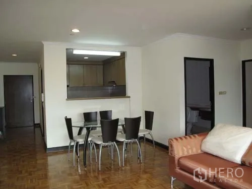 คอนโด ให้เช่าในSathon, Bangkok - พื้นที่นั่งเล่นและรับประทานอาหารสว่างโปร่ง โต๊ะกระจก โซฟา และช่องเสิร์ฟอาหารไปยังครัว พื้นปาร์เกต์.