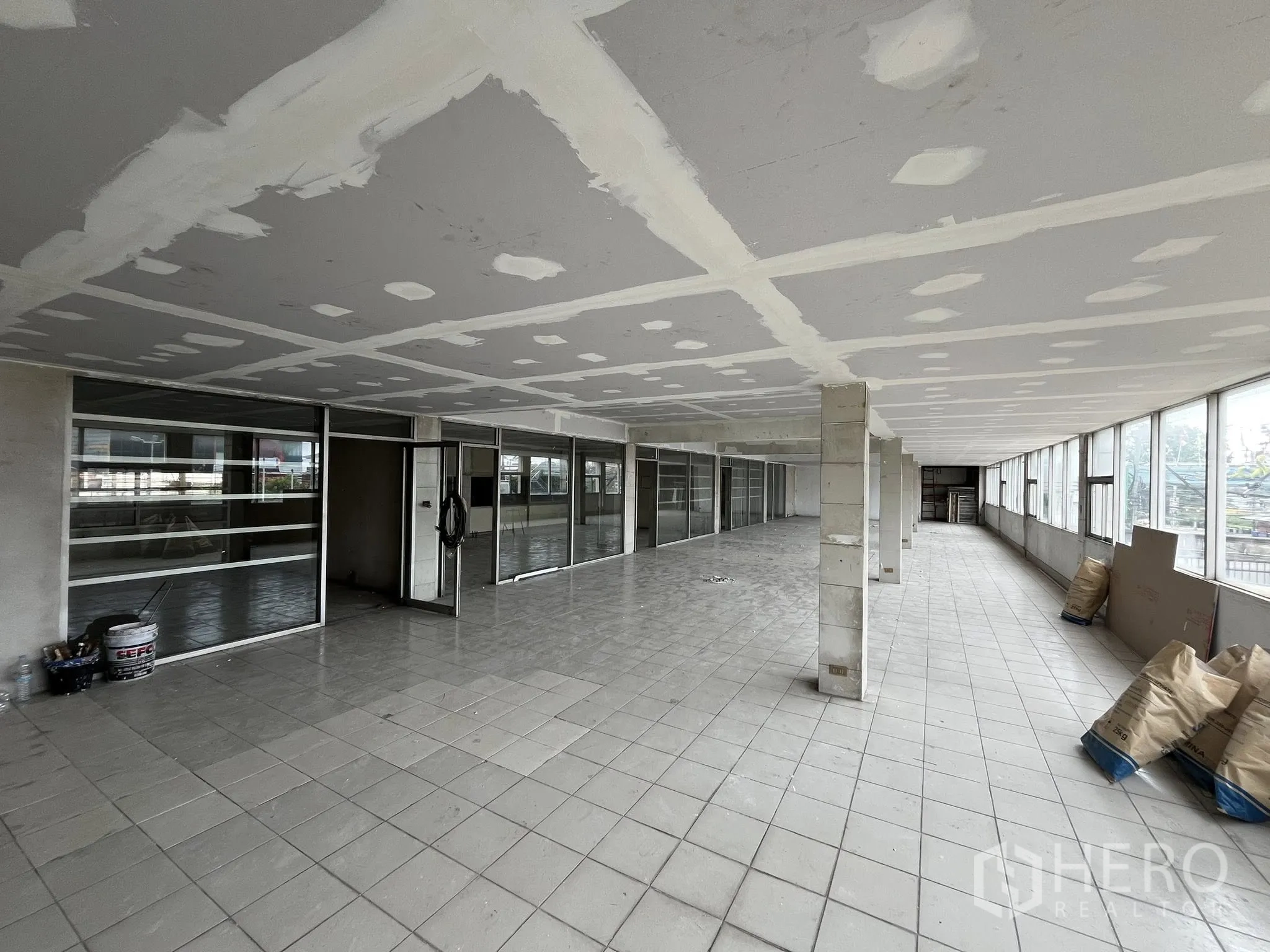 工厂 出租在Phra Pradaeng, Samut Prakan - 二层玻璃幕墙办公区，可俯瞰生产区域。