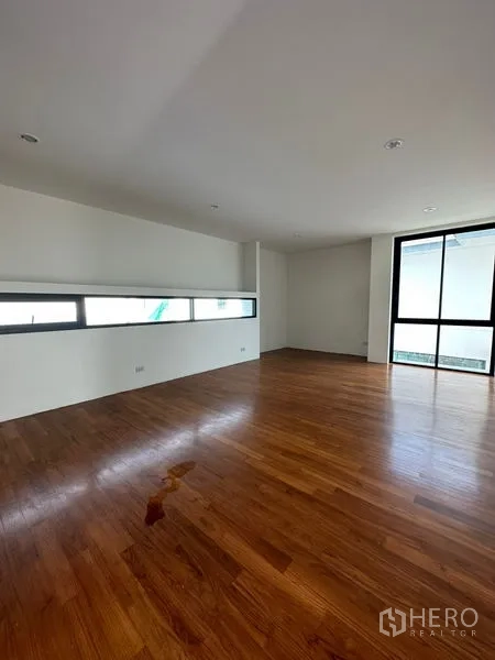 独立式住宅 出租在Watthana, Bangkok - 现代白色独栋外立面，私人马赛克泳池正在施工中。