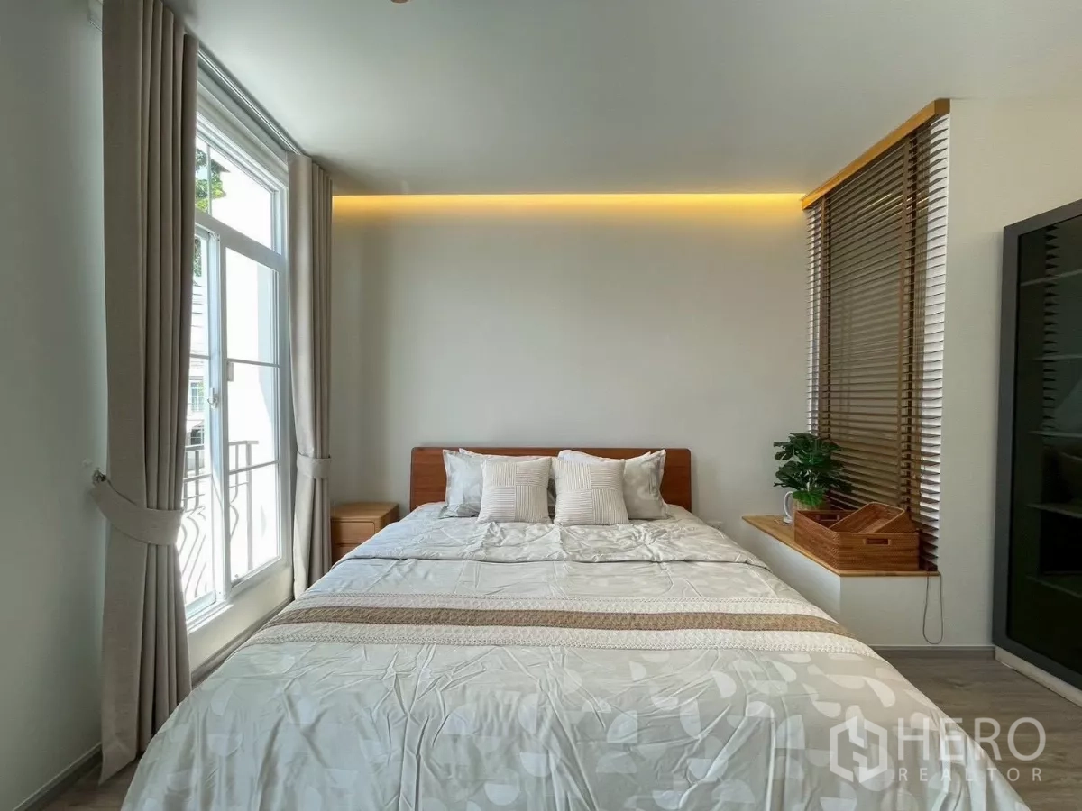 联排别墅 出租在Prawet, Bangkok - 卧室设大窗、木百叶与柔和LED灯带。