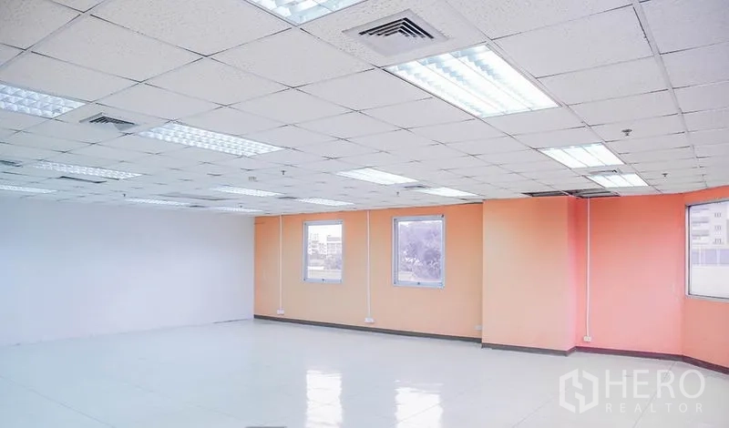 สำนักงาน ให้เช่าในBang Na, Bangkok - ห้องมุมสำนักงาน ผนังส้ม หน้าต่างหลายบาน และช่องแอร์บนฝ้า