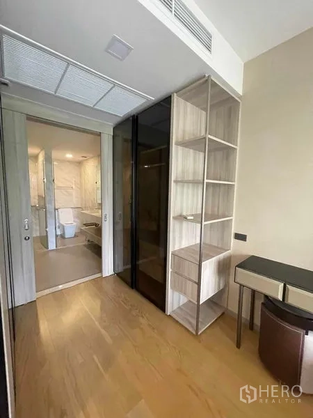 公寓 出租或出售在Watthana, Bangkok - 木地板走廊，开放式收纳柜，滑门通往浴室。
