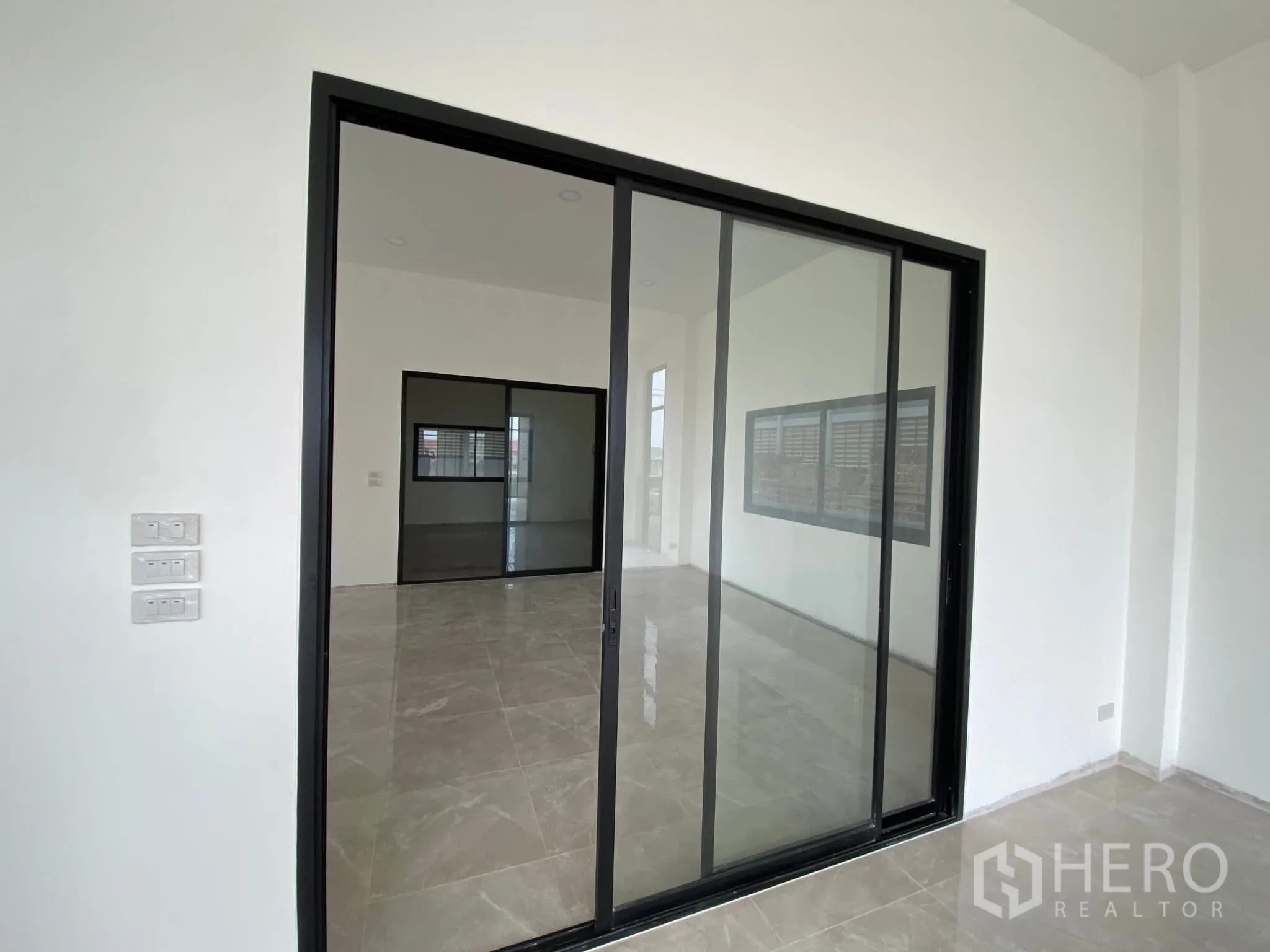 โรงงาน for rent in Krathum Baen, Samut Sakhon - ประตูกระจกบานเลื่อนเข้าสู่ออฟฟิศสว่าง พื้นกระเบื้องเงา