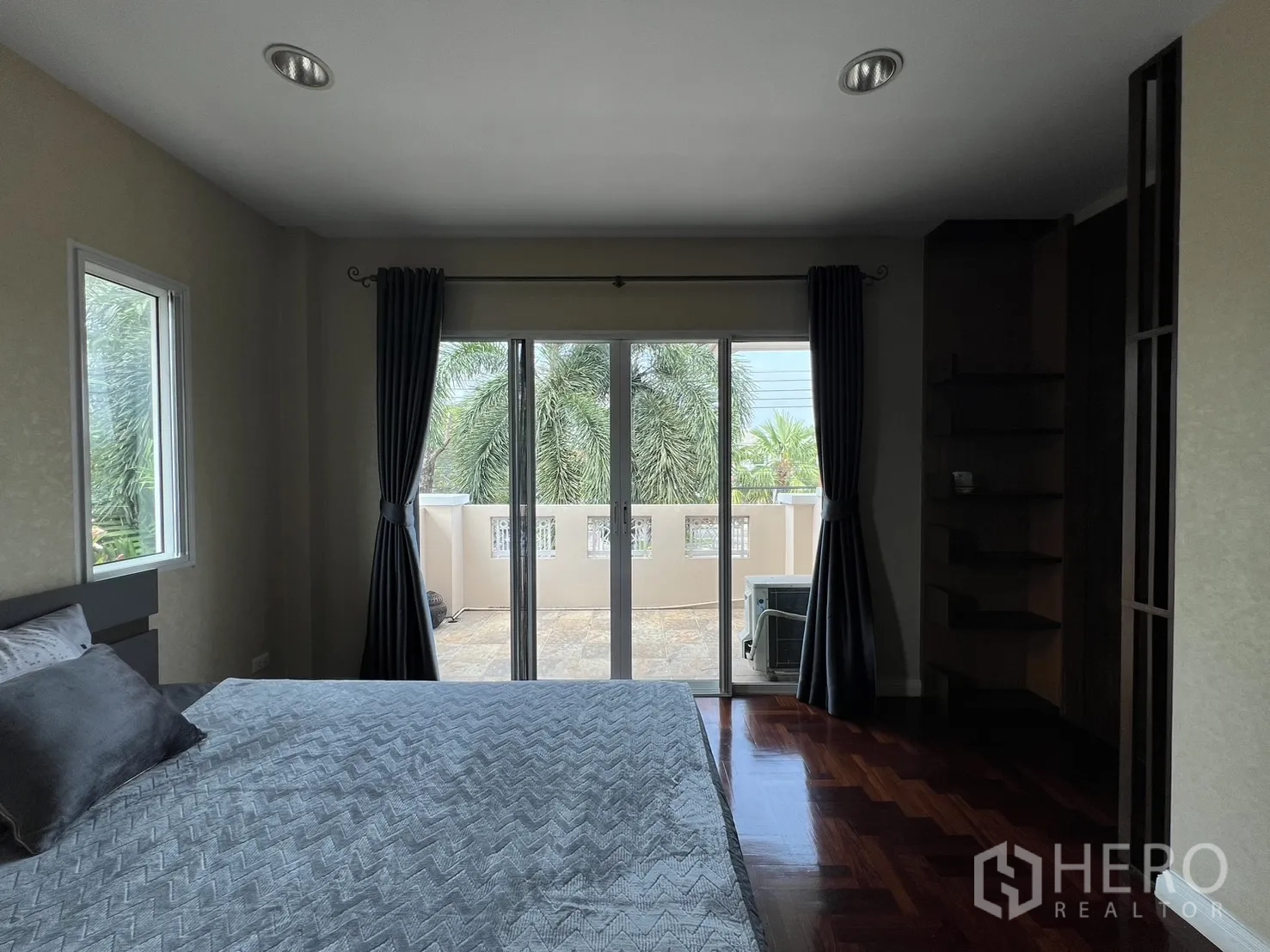 บ้าน ให้เช่าในLat Krabang, Bangkok - ประตูบานเลื่อนจากห้องนอนหลักสู่ระเบียงกว้าง วิวสวน