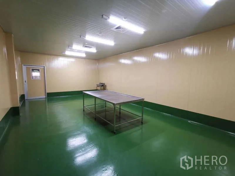 คลังสินค้า ให้เช่าหรือขายในMueang Samut Sakhon, Samut Sakhon - มุมมองอีกด้านของคลีนรูม มีโต๊ะสแตนเลสและประตูด้านข้าง