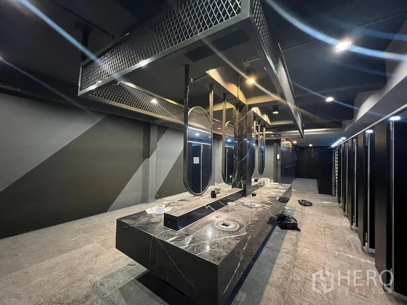 โชว์รูม ให้เช่าในMueang Samut Prakan, Samut Prakan - ห้องน้ำสไตล์อุตสาหกรรม เคาน์เตอร์หินอ่อนสีดำยาวพร้อมกระจก
