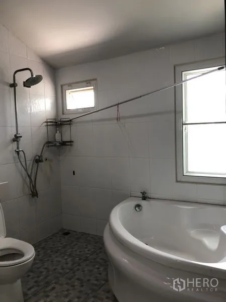บ้าน ขายในLam Luk Ka, Pathum Thani - ห้องน้ำมีอ่างอาบน้ำมุม ฝักบัว และหน้าต่าง
