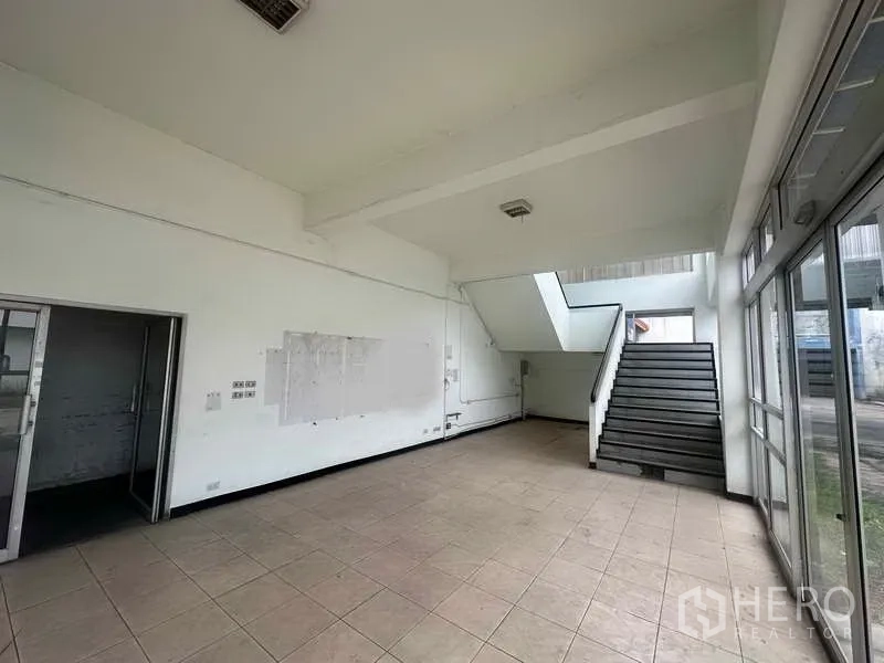Factory for rent in Khlong Luang, Pathum Thani - Lobby with staircase, tiled floor and glass entrance doors