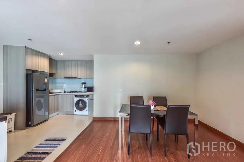 公寓 for rent in Huai Khwang, Bangkok - 开放式布局中的四人餐区，邻近厨房。
