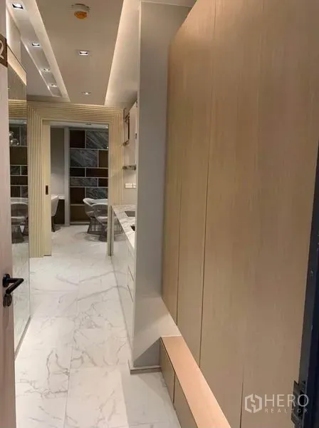 คอนโด ให้เช่าในWatthana, Bangkok - โถงทางเดินสว่าง ปูพื้นลายหินอ่อน ตู้ไม้สีอ่อน เชื่อมสู่ครัว