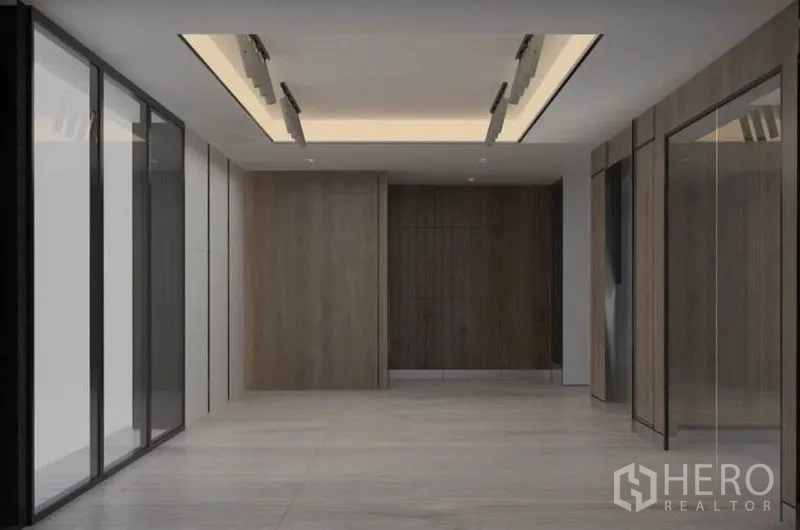 สำนักงาน ให้เช่าในLat Krabang, Bangkok - โถงทางเดินโปร่ง แต่งผิวไม้ ไฟฝังฝ้า และผนังกระจก