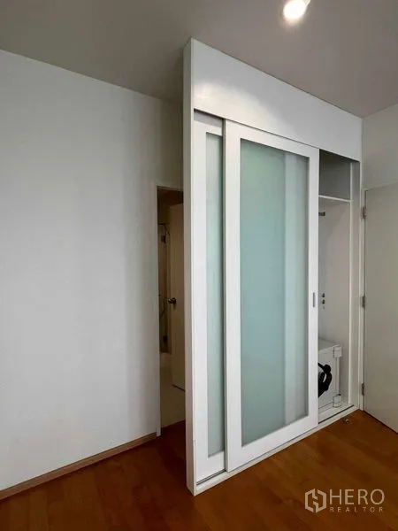 公寓 出租在Ratchathewi, Bangkok - 磨砂移门遮蔽的储物与设备空间。