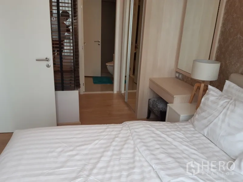 คอนโด ให้เช่าในWatthana, Bangkok - ห้องนอนพร้อมตู้เสื้อผ้าบิวต์อิน โต๊ะเครื่องแป้ง และทางเชื่อมเข้าห้องน้ำ