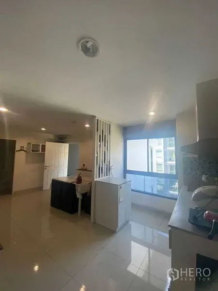 公寓 出售在Phra Khanong, Bangkok - 明亮的开放式厨房与餐区，大幅窗与隔断设计。